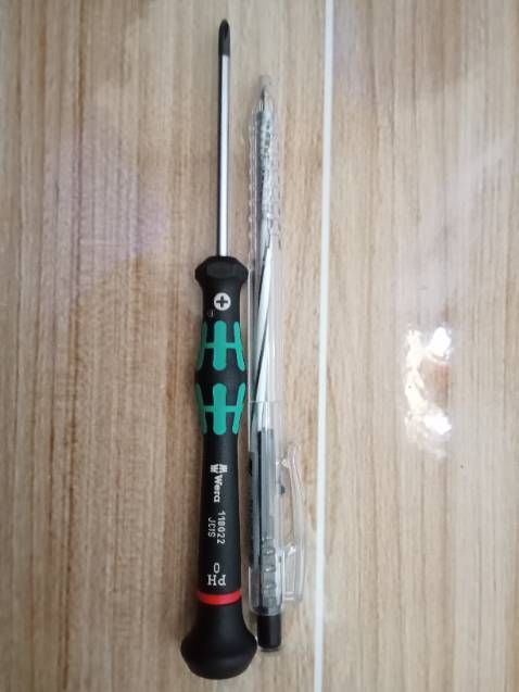 Sản phẩm là 1 cây tua vít không phải là 1 bộ cây tua vít. Một cây tua vít duy nhất dài khoảng 160mm được quấn bọc nilon kín đáo trong một cái hộp với kích thước gần: 230mm x 16,7mm x 80mm. Sản phẩm chắc, trong đẹp, bền. Tổng giá          165k, đã giảm. Giá cao!