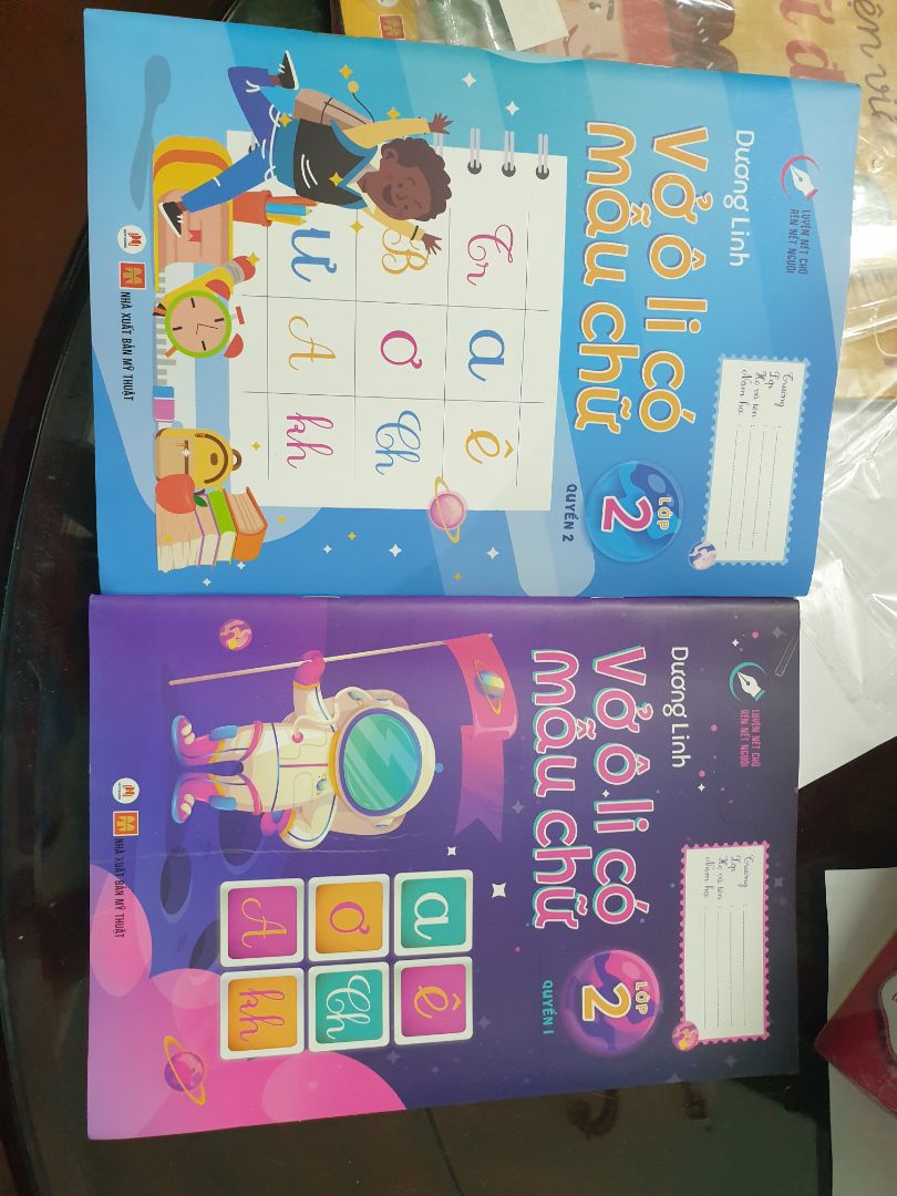 Chất liệu giấy ổn, chữ mẫu in màu đỏ rõ ràng. Lưu ys:  Đây là vở luyện viết chữ cho bé lớp lớn như lớp 3,4,5 vì  4 ô li, ko phải 5 ô li nhé