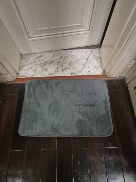 Thấm nước tốt, độ chống trơn trượt tốt.Dày, mềm. Hài lòng về chất lượng và thiết kế