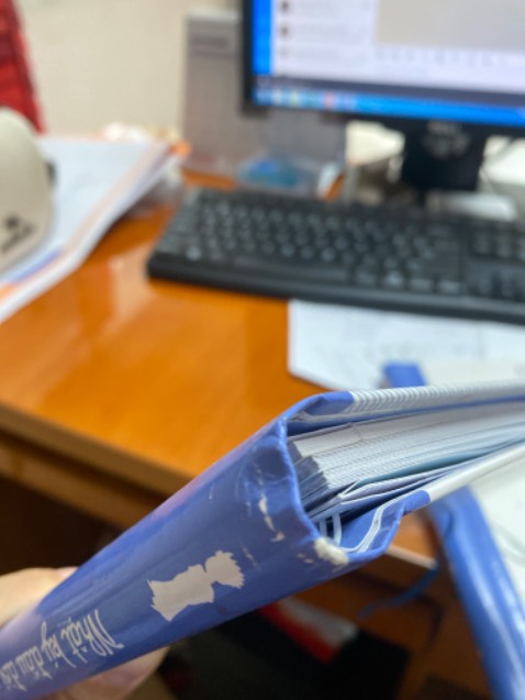 Bìa bị rách rách, cờn xước vậy mà cũng giao cho khách, rất rất tệ. Chỉ được up tối đa 5 ảnh, chứ thực tế chụp ảnh những chỗ rách, cờn còn nhiều hơn