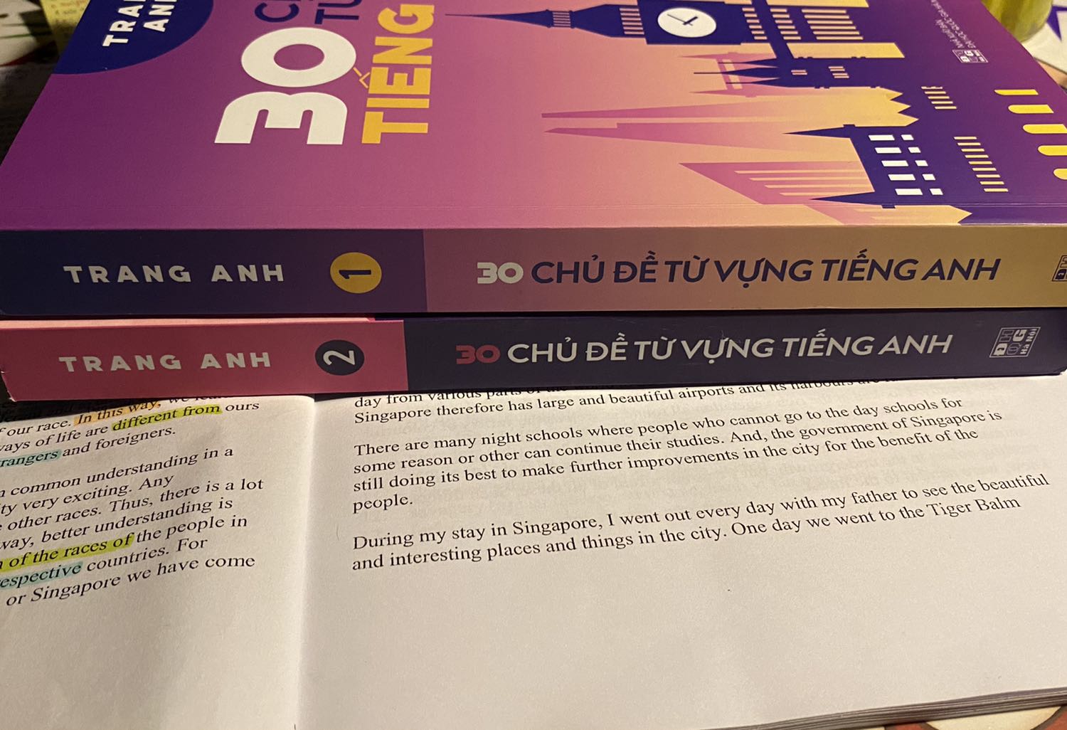 Sách oke lắm nhe mn, mình nghĩ sách phù hợp cho mấy b đang học cấp 3. Sau phần từ vựng có rất nhiều bài tập r cả đáp án rất chi tiết nữa nha. Sách siêu dày nha. Tiki giao hàng nhanh chỉ có 2 ngày là có sách r. Đóng gói cẩn thận 🥰 Vs giá này thì mình nghĩ là nên mua nha.