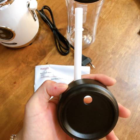 Máy xay đẹp, hàng mới keng nguyên đai nguyên kiện á. Xay tốt nhen, hơi ồn nhưng ko đáng kể nè, có kèm nắp + ống hút và 1 bình rất tiện lợi luôn. Nên mua nha mng, shop giao hàng nhanh lắm!