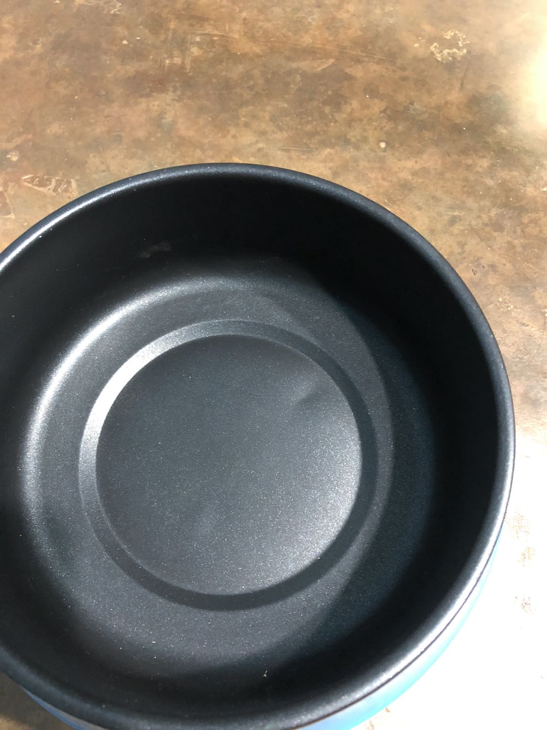 Shop ơi đặt hàng 1 kiểu gửi hàng về 1 kiểu thế này , đáy nồi còn hơi xước lồi lóm nữa