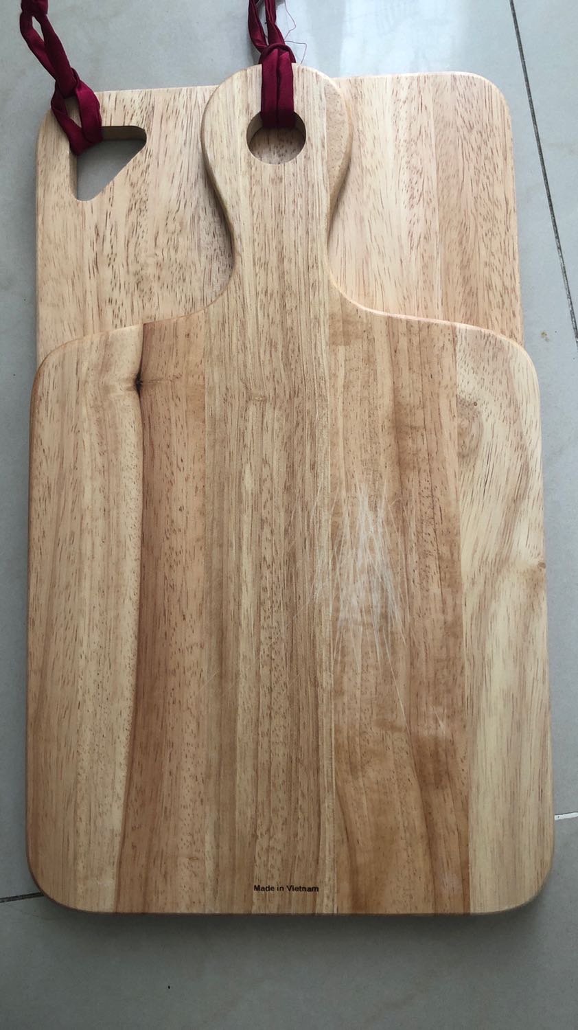 Mặt thớt láng, độ dày vừa phải, không quá nặng, có chỗ khoét để thắt dây treo lên tường cho khô. Thớt nhỏ dùng cắt trái cây hoặc đồ chín là vừa, thớt lớn có thể cắt nhiều loại. Giao hàng nhanh, đóng gói tốt.