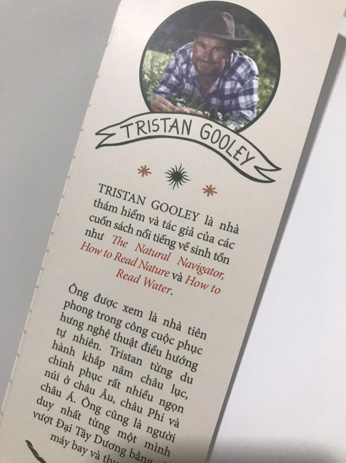 Đợt này tiki giao hàng nhanh trở lại, nhanh hơn tgian dự kiến trên app. Sách này rất đáng đồng tiền bát gạo, bìa rất đẹp. Kiểu chữ nổi dc trám nhựa xịn. Nội dung có hình ảnh minh hoạ, nội dung dành cho những ai thích chương trình về thực vật, phim tài liệu khoa học của Discovery. Ngoài thực vật còn có các diễn giải về khí tượng, tương tác của động vật trong tự nhiên. Nên ai thích địa lý tự nhiên cũng đọc ok đó. Sách rất nên mua nha mn.