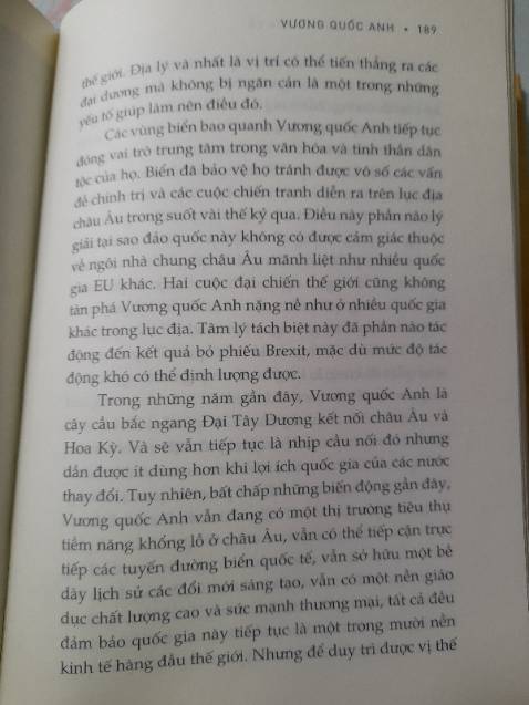 Rất thích Những tù nhân của Địa lý nên cuốn mới này ra là phải mua liền. Sách bìa cứng rất đẹp, cách viết vẫn rất cuốn hút, nội dung cung cấp  nhiều thông tin chính trị thời sự hữu ích. Sách mới mà được giảm giá 40%, còn rẻ hơn đi hội sách của NN nữa. Tiki ship hàng siêu nhanh, đặt tối hôm trước trưa hôm sau đã nhận được.