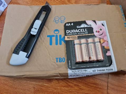 Pin mới giá tốt, trước hình như 1 viên này dùng cho chuột bluetooth mình cũng phải dùng cả năm trời mới hết thì phải. Duracell này chuẩn pin AA alkaline dạng pin khô, hàng nhập khẩu, có nhãn phụ tiếng Việt đúng chuẩn. Có End date tận ***, PD (Power Delivery) *** đúng so với mặt trước thông tin 10 years Guaranteed in storage.