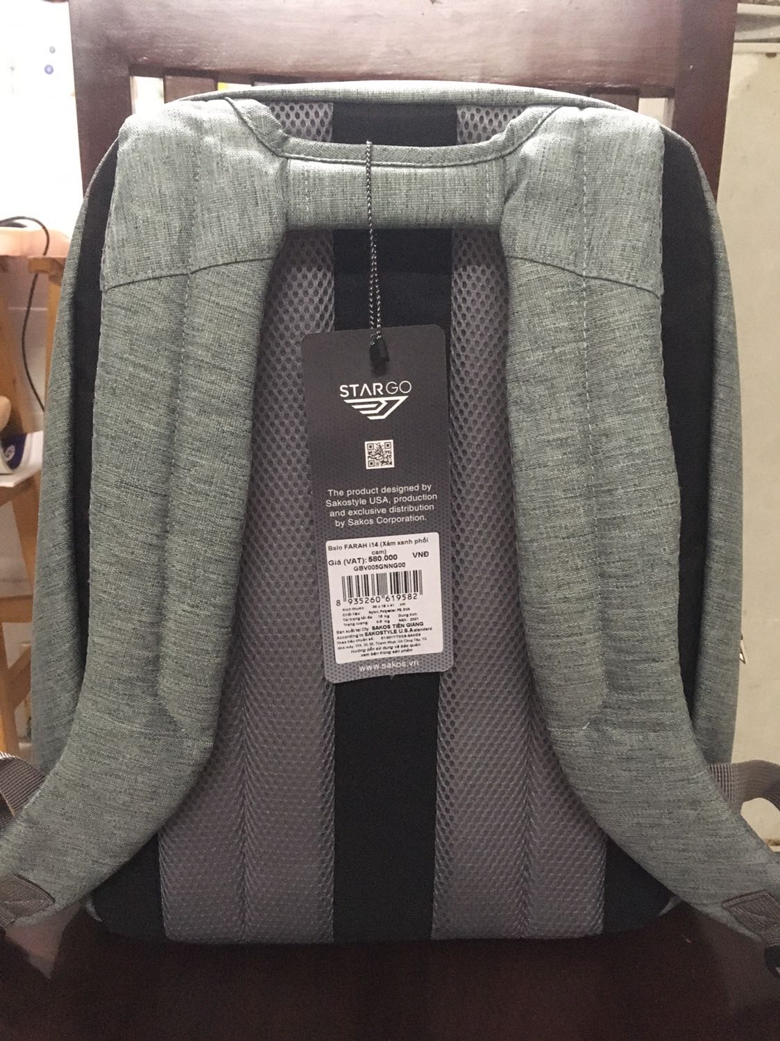 Thực tế ba lô màu xám xanh,không phải xám trắng như web.
Vải tương đối dày..
Ba lô nhỏ vừa, phù hợp hs cấp 1.
Và hs cấp 2 dùng đi học thêm