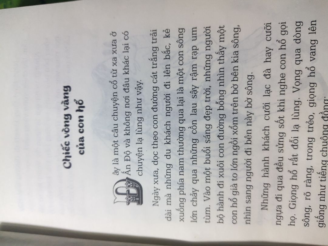 bìa sách đẹp, nhưng còn vài nội dung thắc mắc như trang 74  từ " bênh đống bạc" hay là bên đống bạc ? Trang 13 kính thiên văn là vật dụng xuất hiện ở thế kỉ 17 mà Aesop sống ở thế kỉ VI TCN thì vật này chưa xuất hiện thì sao có trong nội dung truyện kể của ông được ? xin được giải đáp! với truyện ngụ ngôn thường rất ngắn, xúc tích sao truyện đây diễn giải dài quá