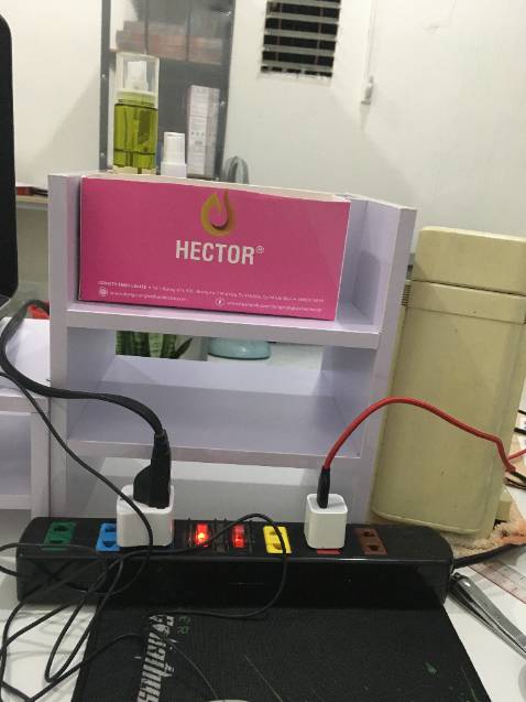 Kệ bụi thì mình không nói. Chỉ là mẫu không đúng như mô tả, mẫu bo viền mà về lại vuông góc như vậy, lắp cũng được mặc dù hơi mệt chút. Giao hàng thì rất nhanh rồi