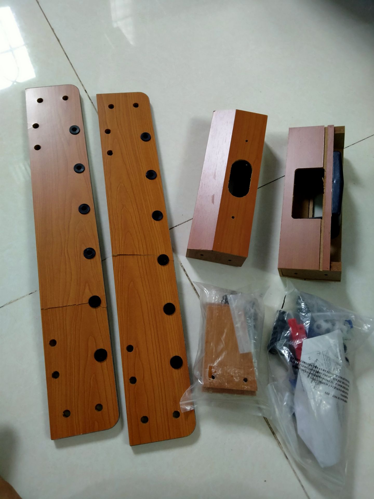 Mình vùa nhận hàng mở ra đã gãy hai miếng bên hông. Shop đổi giúp mình nhé,