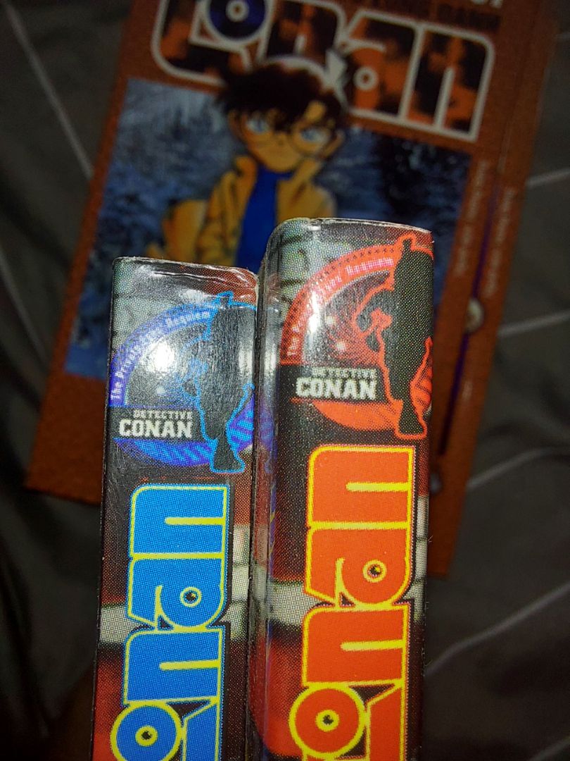 Mua để sưu tầm mà Tiki gửi như này đây :) Thất vọng thật sự, cũng đâu phải mua hàng sale hay gì đâu mà giao sách như vầy. Lúc mở hộp ra đã thấy nghi nghi rồi, sách chồng lên nhau chật kín cái hộp mà không có một lớp lót nào, bề mặt sách tiếp xúc trực tiếp vs cái hộp luôn chứ :)) Thêm quá trình vận chuyển sốc lên sốc xuống làm cái gáy bị như vầy đây cũng dễ hiểu. Quá thất vọng với Tiki, làm ăn có tâm xíu đi trời, combo 1 bộ 2 cuốn như vầy cũng 100k chứ ít gì!