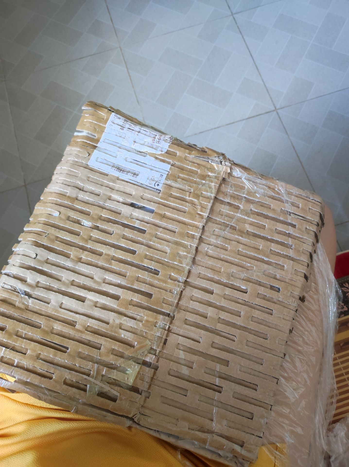 đóng hàng rất chắc chắn. hàng chính hãng. mua lúc sale nên được giá tốt. chỏ có điều là cân hơi cao số cân năng của mình. chắc phải cân đều mới theo dõi cân nặng được vì biết là mỗi cân cho sai số khác nhau