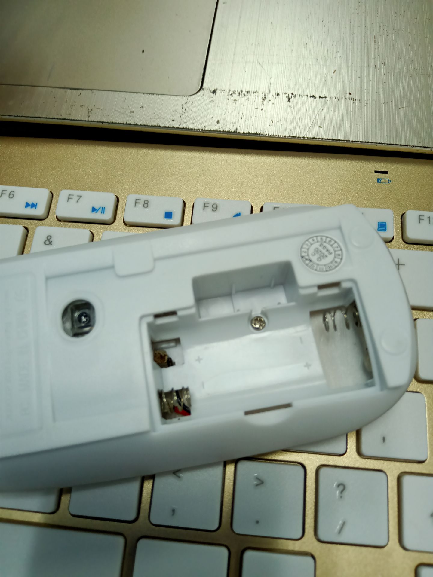 tôi muốn đổi hoặc trả, nhờ tiki hỗ trợ!
1. bàn phím và chuột quá nhẹ, nhìn rất yếu ớt so với giá
2. bàn phím gõ rất cứng ( cái này xó thể du di)
3. CHỈ CÓ BÀN PHÍM CÓ ĐẦU USB KẾT NỐI, CÒN CHUỘT KHÔNG CÓ
Tôi cần đổi trả nhanh