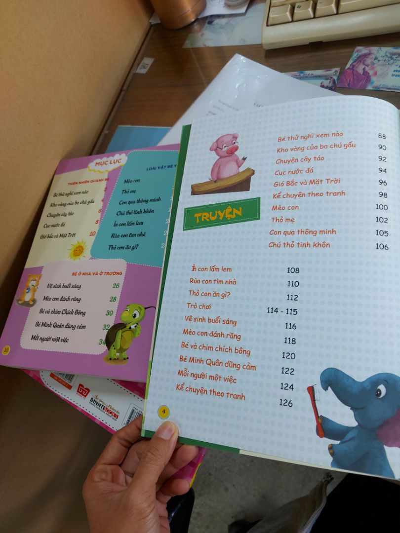 sách đẹp, nhìn rất thích. mình mua 2 cuốn này, phần truyện trùng nhau nên hơi tiếc, vì k biết, chứ biết trước nó giống nhau vậy sẽ k mua cuốn truyện này đâu.