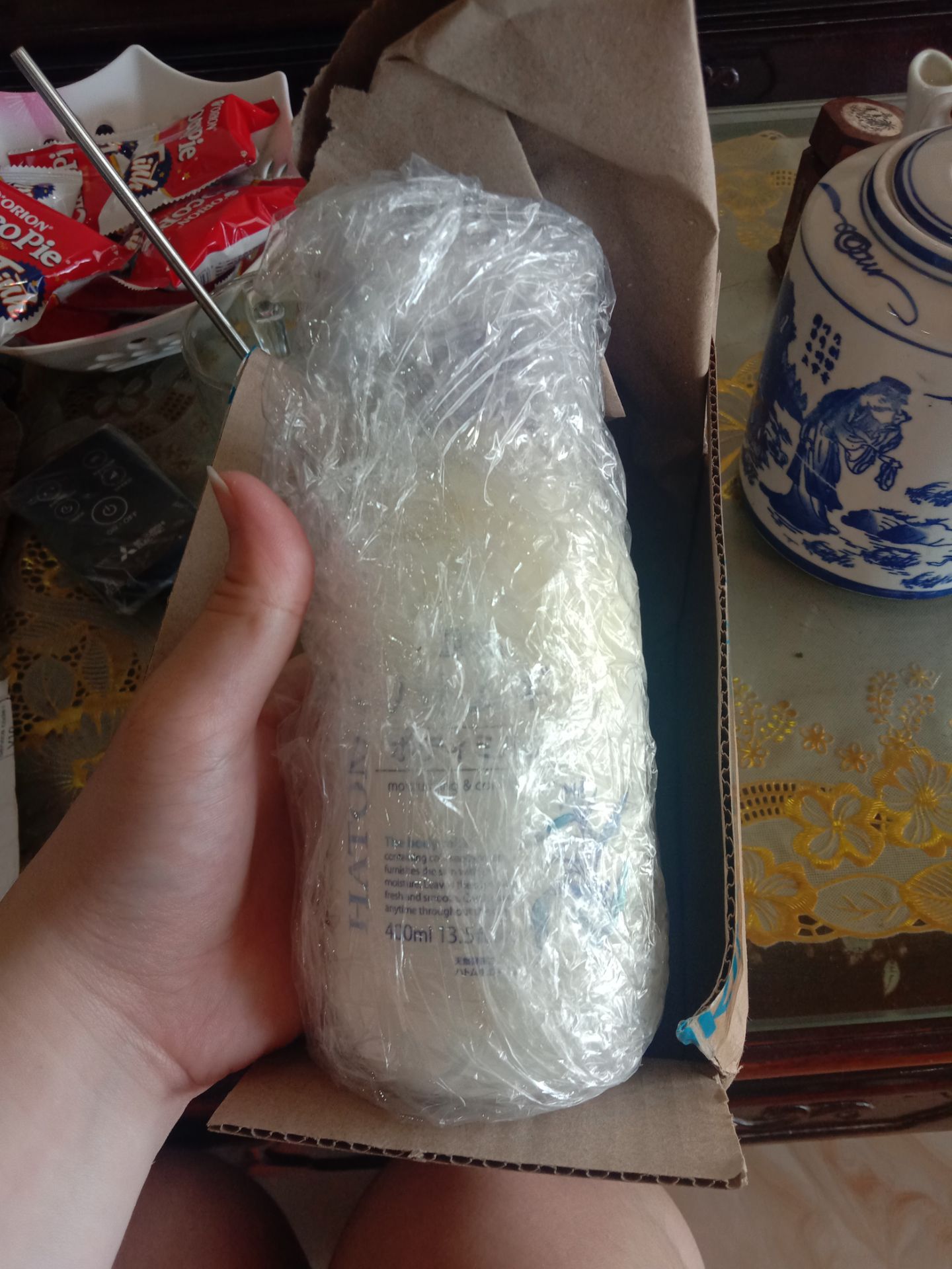 hàng giao nhanh, đặt 1 ngày đã nhận được, date xa, sữa dưỡng thể nhanh thấm vào da, mùi thơm nhẹ. Nhưng shop  có gắn 2 tem ghi nxs khác nhau,1 cái sx 2021, 1 cái sx 2022 làm người mua lo lắng đồ mình mua có chính hãng hay không