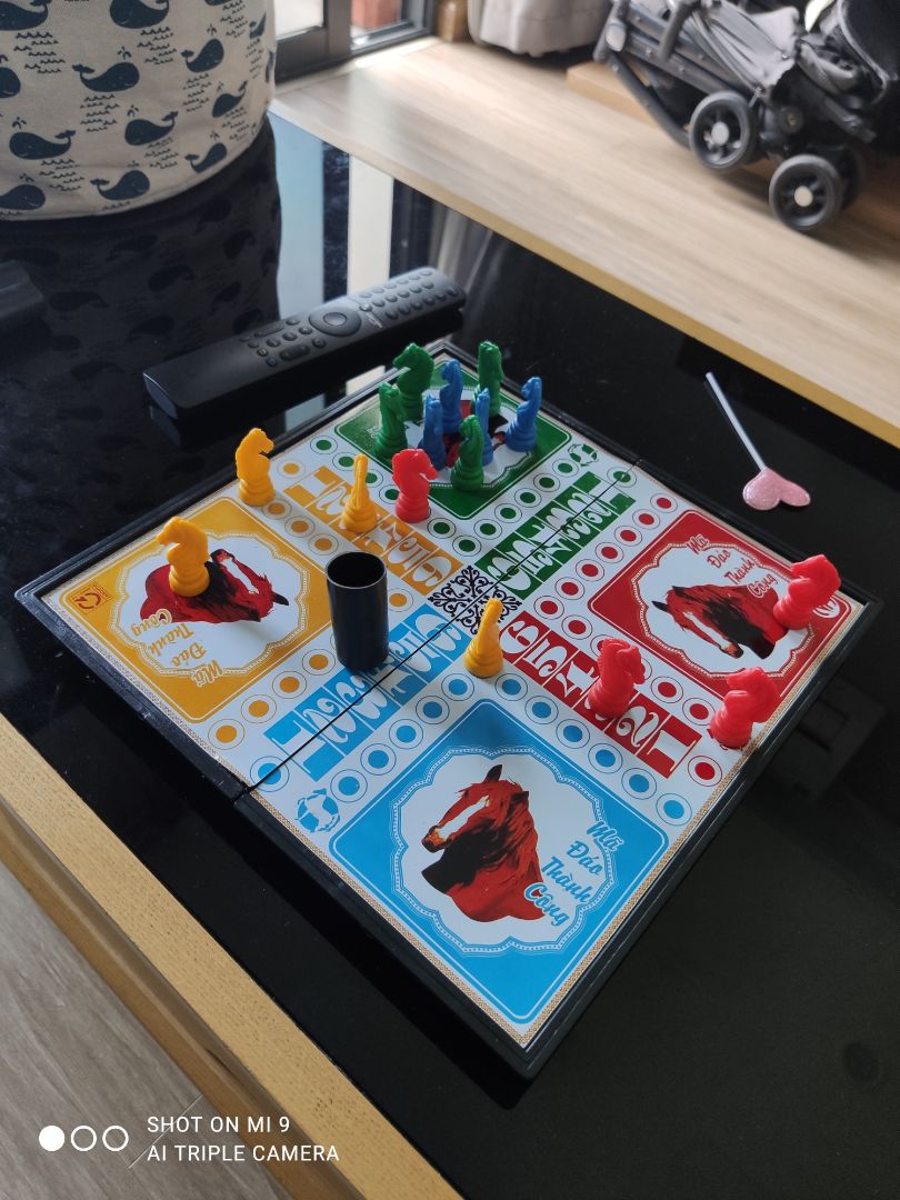 Bé rất thích chơi, giao hàng nhanh, có nam châm nên rất chắc chắn. Tuy nhiên mép của sp bị bong tróc