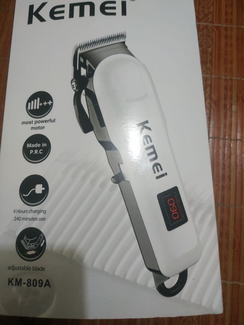 Shop và Tiki giao hàng nhanh dù mùa dịch. 3 ngày là nhận được hàng. Sp đóng gói đầy đủ phụ kiện. Shop sạc sẵn 100% pin nên về xài thử luôn. Cắt xong 1 đầu còn 93% pin, máy khỏe,cầm đầm tay,lưỡi cắt sắc.  Rất hài lòng. Good job.