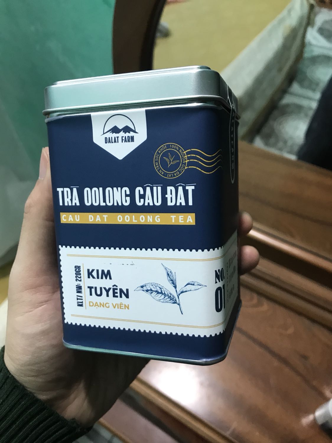 Hộp đẹp, tiki vận chuyển hàng được bọc cẩn thận, hộp ko móp méo. Về chất lượng trà thì mình thấy trà có mùi thơm nhè nhẹ, ngọt nhẹ, nhưng theo cá nhân mình chưa được nước lắm, hơi nhạt, tỉ lệ búp trà ít, phần lớn là trà lá...