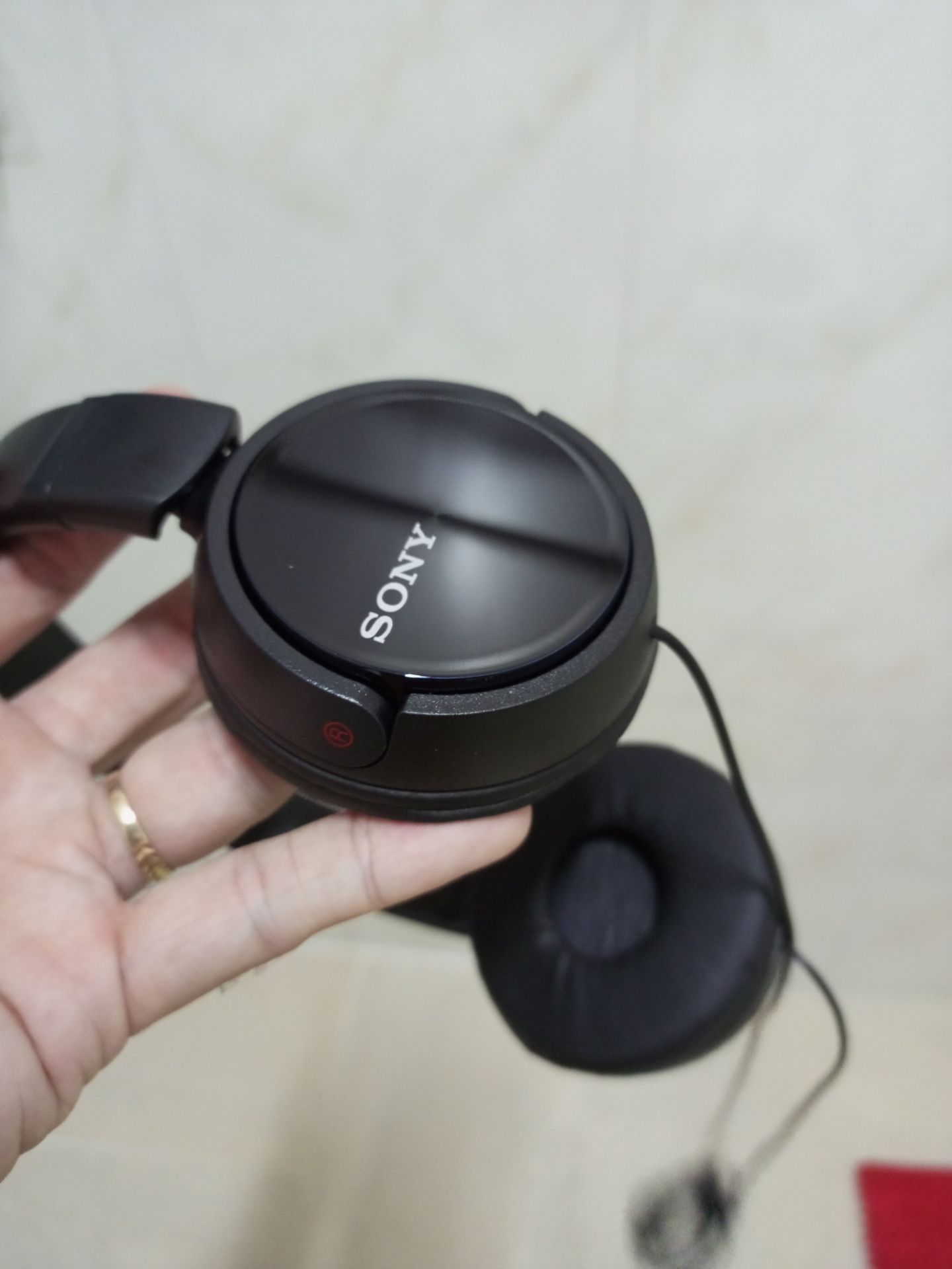 Phải nói tiki giao hàng như 1 cơn gió 
về sản phẩm thì bị lỗi 1 đường chỉ may (như hình)
tai nghe hơi nhỏ
còn lại về chất âm thì thấy khá ổn
về độ bền mình tin tưởng Sony