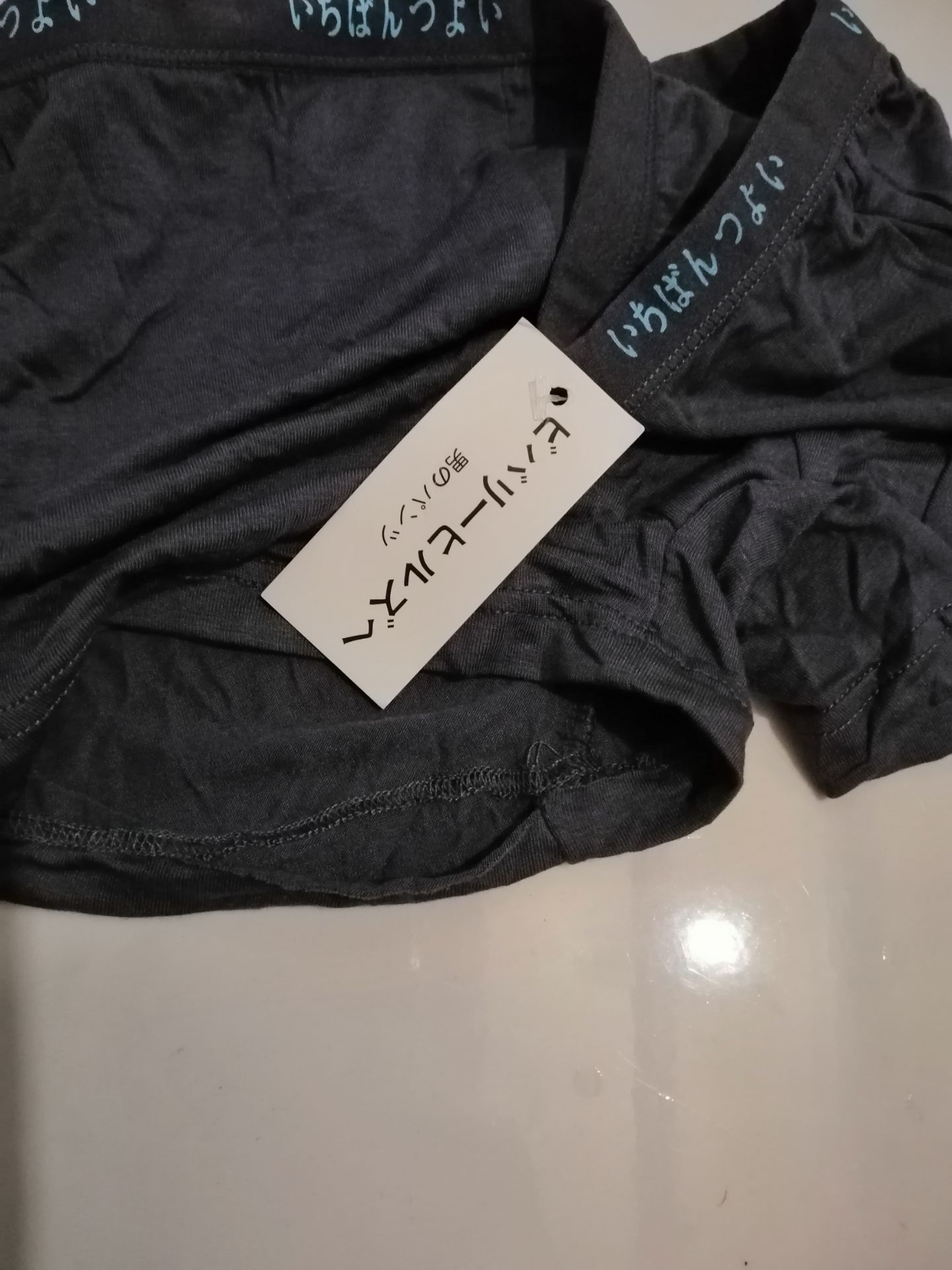 Qua te lun ko hieu mot nha cung ung hang dau ma vi loi nhuan de lua gat khach hang nhu vay. Day la don hang dau tien minh mua tai tiki. Minh co du tinh mua lau dai nhung bi vay roi thi minh ko giam mua qua tiki nua. Cung sp nhu vay minh mua o bic ma hang re qua dep lun. Con sp minh mua qua tiki thi ko su dung dc. Hon mot tram ngan cua minh de mua 5cai quan lot chat luong qua kem. Ko bang sp o cho tan binh nua. Vi minh la dan tho may ma. Chao tiki mai mai nhe.