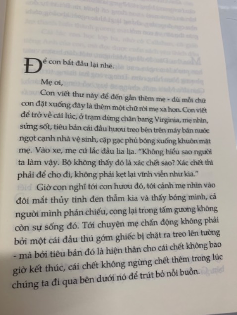 Cuốn sách được viết như tuyển tập những lá thư tác giả gửi cho mẹ mình, người sẽ chẳng bao giờ đọc được vì bà mù chữ. Những hồi ức đứt quãng về quá khứ xen lẫn hiện tại, về cuộc sống chật vật của gia đình, về tuổi thơ đầy bạo lực, về những nỗi đau mà đất nước anh gánh chịu, và nỗi hoài nghi về sự tồn tại của chính anh - được kể bằng một cách rất thơ, khắc khoải và dằn vặt. Đôi lần phải tạm dừng để nước mắt mình đừng rơi,  “Giấc mơ Mỹ” đã cứa lên trái tim nhỏ bé, mong manh của anh những vết thương khó lành, ám ảnh tuổi thơ và cả cuộc đời anh. 
Bom đạn không chỉ phá nát nhà cửa, làng mạc, mà nó còn tàn phá cả trí óc và cuộc đời của người dân ở đó, trong đó có ngoại Lan. Tác giả miêu tả mọi thứ chân thật đến nỗi, mình đã tưởng tượng mình đứng ngay cạnh đó và chứng kiến tất cả: một cậu nhóc nhỏ xíu, ngồi trên ghế và mang những “bông tuyết” trên đầu ngoại Lan đi; ở cái nơi nhà kho dậy mùi cây thuốc lá, nơi cậu bé 15 tuổi lần đầu tiên biết thế nào là khoái cảm, là tình yêu, bên anh chàng Trevor 17 tuổi; hay ở một tiệm bánh donut nọ, nơi anh và mẹ bộc bạch những bí mật của nhau, những điều tưởng chừng như sẽ không bao giờ nói. 
Điều khiến mình suy nghĩ nhiều nhất sau khi đọc xong, đó chính là dù mẹ dạy dỗ anh bằng đòn roi, bằng bạo lực, nhưng sâu trong tâm khảm của người mẹ tha hương cầu thực vì chiến tranh này, anh là đứa con trai bà yêu thương nhất, và anh cũng vậy. Ở một nơi cách  quê hương nửa vòng trái đất, người mẹ mù chữ ấy đã lặp đi lặp lại với anh:”Con đã sẵn là người Việt Nam rồi.”
Mình không giỏi văn, cũng không đọc nhiều sách, có thể những gì mình nói nó hơi lủng củng, nhưng đó là cảm nhận thực sự của mình khi đọc quyển sách này. Một cuốn sách thực sự đáng đọc, đọc để thêm yêu gia đình và trân trọng những gì mình đang có. Cuốn sách được viết như tuyển tập những lá thư tác giả gửi cho mẹ mình, người sẽ chẳng bao giờ đọc được vì bà mù chữ. Những hồi ức đứt quãng về quá khứ xen lẫn hiện tại, về cuộc sống chật vật của gia đình, về tuổi thơ đầy bạo lực, về những nỗi đau mà đất nước anh gánh chịu, và nỗi hoài nghi về sự tồn tại của chính anh - được kể bằng một cách rất thơ, khắc khoải và dằn vặt. Đôi lần phải tạm dừng để nước mắt mình đừng rơi,  “Giấc mơ Mỹ” đã cứa lên trái tim nhỏ bé, mong manh của anh những vết thương khó lành, ám ảnh tuổi thơ và cả cuộc đời anh. 
Bom đạn không chỉ phá nát nhà cửa, làng mạc, mà nó còn tàn phá cả trí óc và cuộc đời của người dân ở đó, trong đó có ngoại Lan. Tác giả miêu tả mọi thứ chân thật đến nỗi, mình đã tưởng tượng mình đứng ngay cạnh đó và chứng kiến tất cả: một cậu nhóc nhỏ xíu, ngồi trên ghế và mang những “bông tuyết” trên đầu ngoại Lan đi; ở cái nơi nhà kho dậy mùi cây thuốc lá, nơi cậu bé 15 tuổi lần đầu tiên biết thế nào là khoái cảm, là tình yêu, bên anh chàng Trevor 17 tuổi; hay ở một tiệm bánh donut nọ, nơi anh và mẹ bộc bạch những bí mật của nhau, những điều tưởng chừng như sẽ không bao giờ nói. 
Điều khiến mình suy nghĩ nhiều nhất sau khi đọc xong, đó chính là dù mẹ dạy dỗ anh bằng đòn roi, bằng bạo lực, nhưng sâu trong tâm khảm của người mẹ tha hương cầu thực vì chiến tranh này, anh là đứa con trai bà yêu thương nhất, và anh cũng vậy. Ở một nơi cách  quê hương nửa vòng trái đất, người mẹ mù chữ ấy đã lặp đi lặp lại với anh:”Con đã sẵn là người Việt Nam rồi.”
Mình không giỏi văn, cũng không đọc nhiều sách, có thể những gì mình nói nó hơi lủng củng, nhưng đó là cảm nhận thực sự của mình khi đọc quyển sách này. Một cuốn sách thực sự đáng đọc, đọc để thêm yêu gia đình và trân trọng những gì mình đang có.