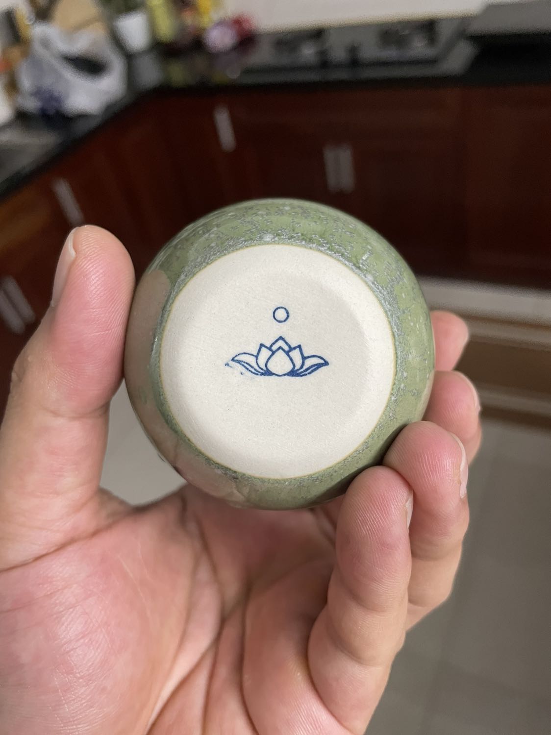 Nói chung là khá hài lòng với sản phẩm, các chén trà tròn đều, không lỗi, màu sắc như hình mô tả, mỗi tội các chấm bạc lên màu không ưng ý lắm (ý kiến cá nhân), tuy nhiên nhìn chung là đẹp.
Giao hàng khá nhanh, đóng gói cẩn thận nên không sứt mẻ gì. 5 sao!!!