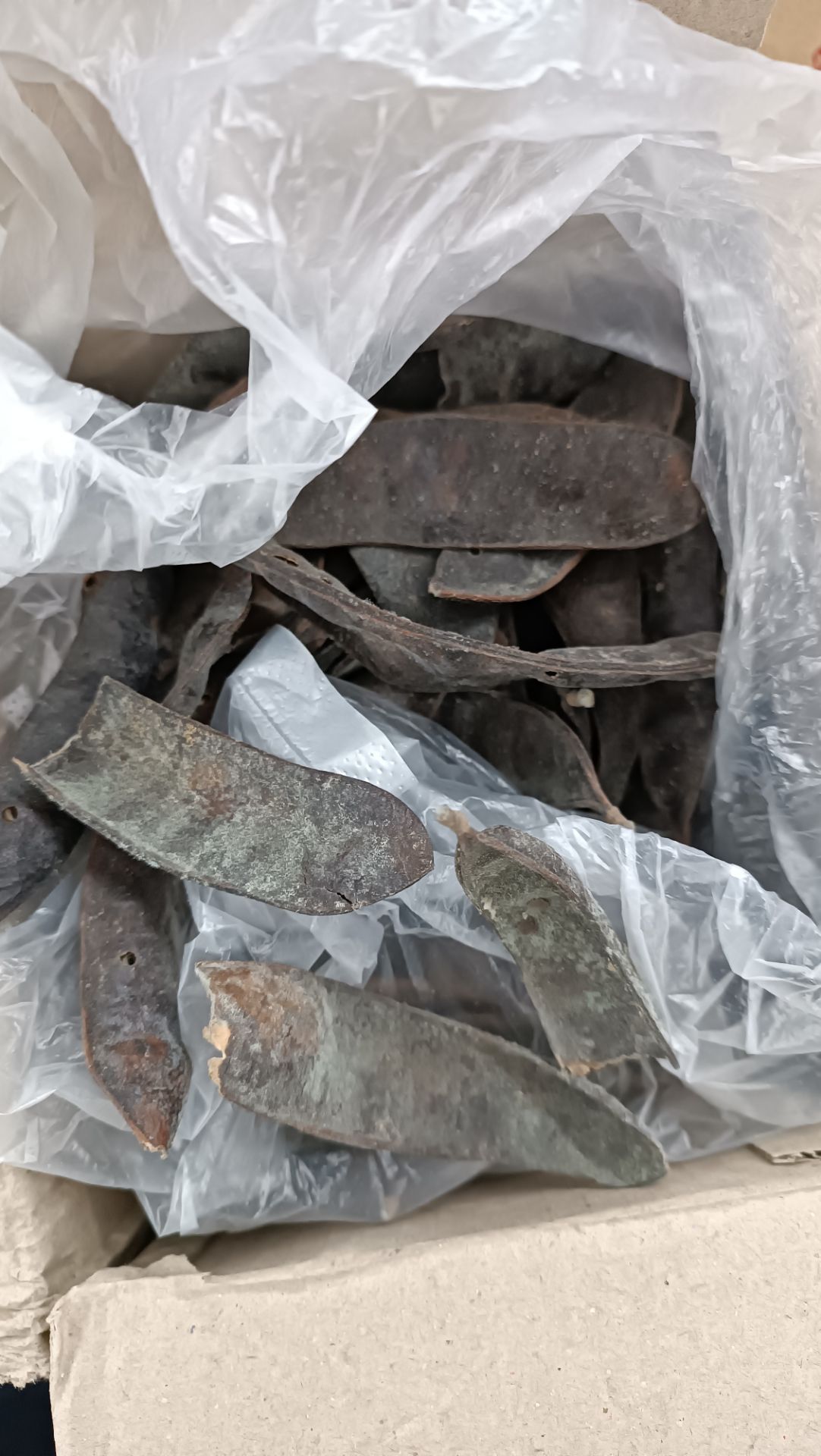 Hàng mốc xanh, mốc meo, một lỗ chỗ mà còn bán cho khách.