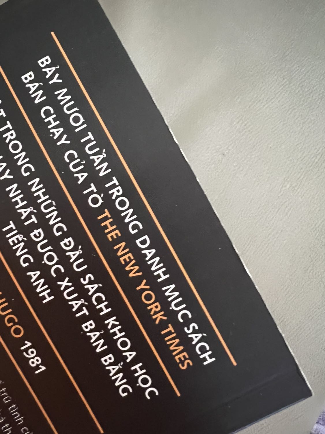 Giao hàng ko đóng gói, chống xóc chống nước gì cả chỉ bỏ vô hộp giấy r giao đi thôi nên góc sách cũng bị trầy lem nhem bị bụi nữa huhu