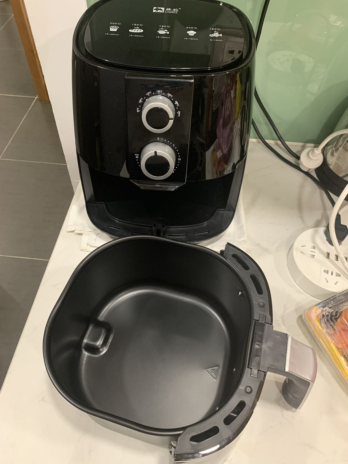 Giá rẻ. Nhiệt độ theo hướng dẫn không chính xác, phải tăng cao lên và lâu hơn! Nhưng nhìn chung là đồ ăn ngon!
Giao thiếu hàng (lưới hứng dầu), phải chờ hơn 1 tuần mới nhận được!
Rắc cắm 3 chấu chéo chưa biết mua ở đâu để cắm cho tiện, hiện tại phải nốt với ổ điện dài khá bất tiện và mất thẩm mỹ bàn bếp.