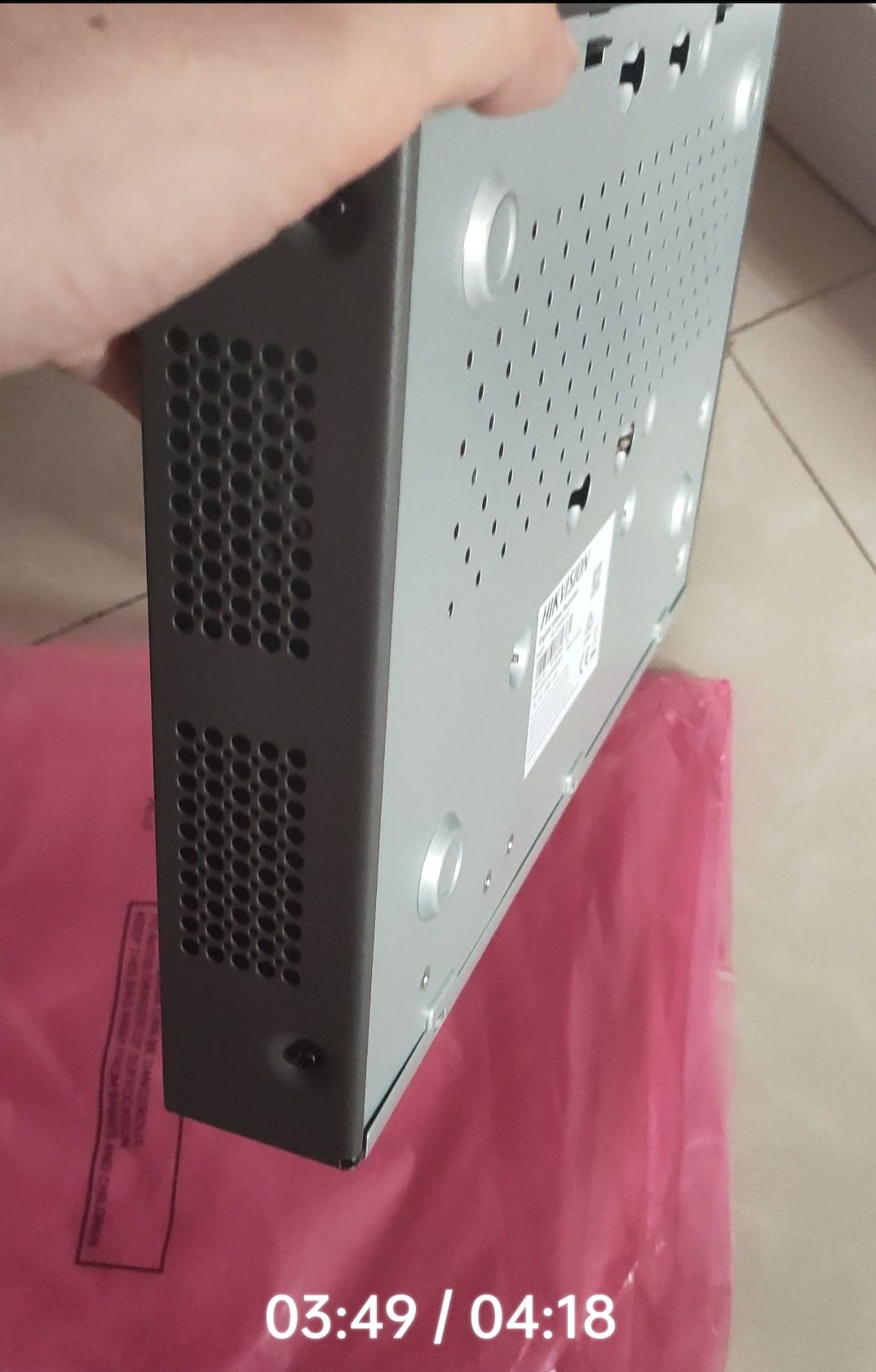 Box hơi cũ 1 chút 97% , đóng gói cũng đc, không dc ốp chống sốc, đồ điện tử nên đóng gói sản phẩm kĩ 1 chút nha shop, đầu dvr tình trạng ok, nhưng cổng usb thì bị toắt ra như như hình, cố nắn lại dùng cũng dc, đổi trả lại mắc công vì đang trong mùa dịch COVID.