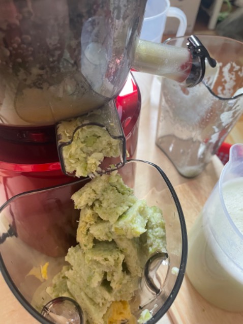 Vừa nhận hàng xong, máy đẹp, chạy êm, ép thử thơm thì khá kiệt nước còn ổi thì rất kiệt. Hài lòng với sp 😆😆