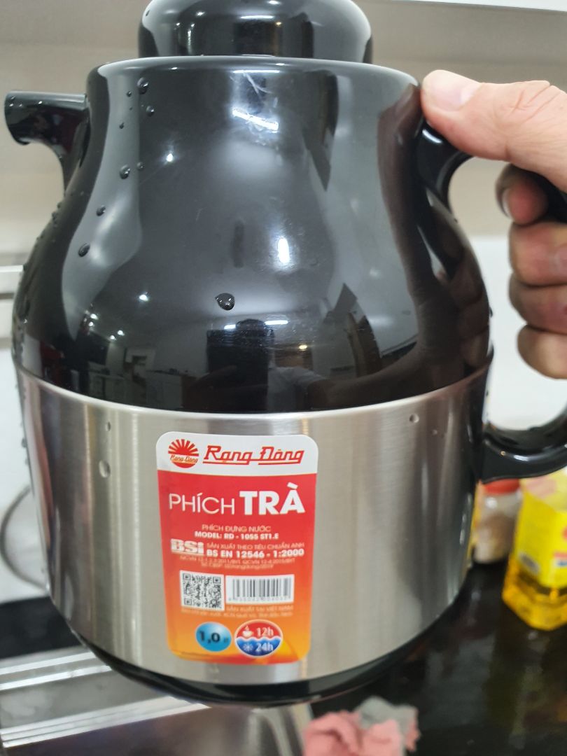 đổ nước vào bình, đậy nắp thì không sao, nhưng sau khi nghiêng bình để đổ nước ra, lúc để đứng bình thì nước từ đáy bình chảy ra rất nhiều. tóm lại là bình hư, không sử dụng được.