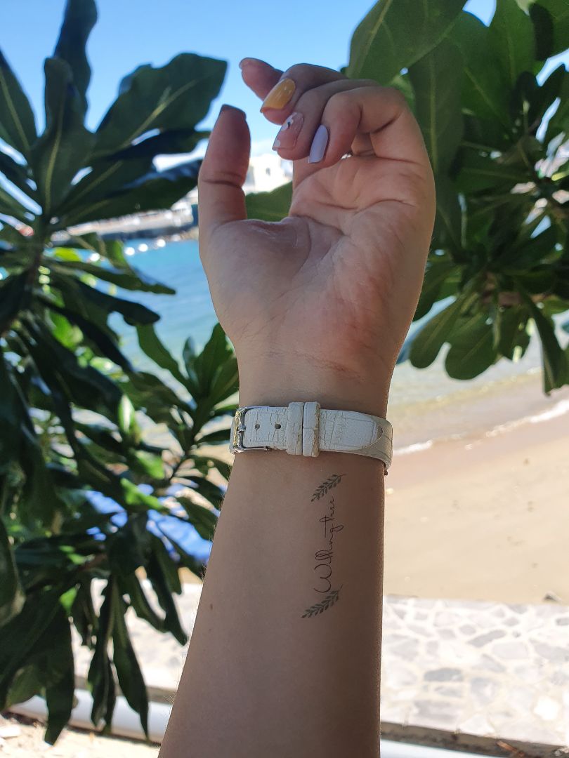 Ai thích hình xăm mà không đi xăm được thì hốt ngay em này nha. Mấy hình đầu mới dán chưa biết cách nên bị bong hết. Dán vài lần mới quen nè. Mình thấy tùy chỗ dán trên cơ thể, có hình mình để  được cả ngày, có hình được 2 3 tiếng là trôi rồi nè.