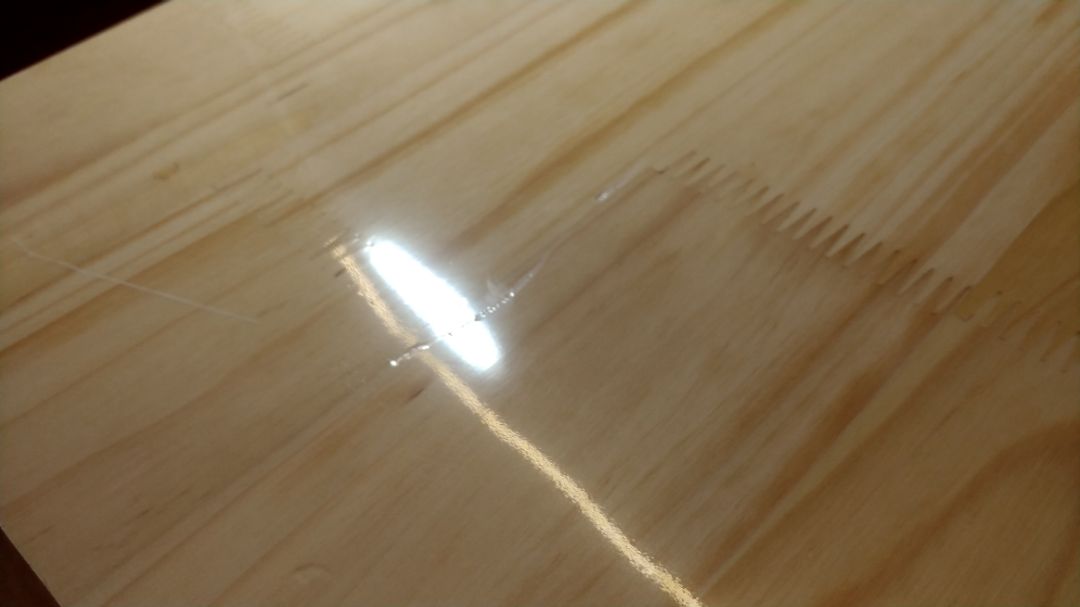 cho 5 sao để nổi đánh giá thôi. chất lượng thật sự chỉ đáng 1 sao. mặt bàn xước, cạnh bàn gia công chất lượng kém chân bàn là gỗ quá đểu, mỏng mang, lỏng lẻo. tỳ mạnh lên bàn khả năng sập. cái bàn này mà không bán online chắc chẳng bán được cho ai. Trước giờ TiKi toàn hàng chất lượng, nhưng giờ giống shopp rồi. KH phản ánh cũng chán. mìnhmua Tiki từ 2018, rất nhiều. mới đổi qua số tài khoản này thôi. trước tốt. giờ chăm sóc khách hàng kém.