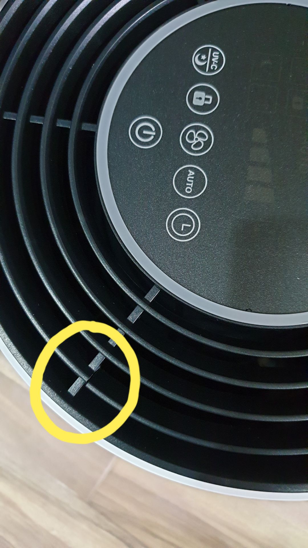 Tiki giao hàng sản phẩm bị gãy thanh màu đen như hình.   Liên hệ *** thì yêu cầu gửi hình để tiki kiểm tra. Sau 1 ngày không có phản hồi, mình gọi lại *** thì nhận được thông tin: 'tiki sẽ hỗ trợ thu hồi sp lỗi về kiểm tra sau 2-3 ngày'. Mình hỏi sao không đem sản phẩm mới đến đổi thì được trả lời là phải đem về kiểm tra rồi mới trả lời, không biết thời gian??? Mình nói mình vậy mình hủy luôn thì được trả lời là quy trình cũng vậy, đem hàng về ktra rồi mới hoàn tiền. Vậy tiki vừa giữ tiền vừa giữ hàng của khách hàng??? lấy gì để khách hàng tin? mà hàng lỗi là lỗi của tiki hay khách hàng mà gọi là hỗ trợ? nếu đem hàng về kiểm tra thì yêu cầu chụp hình làm gì??? dịch vụ rất rất tệ