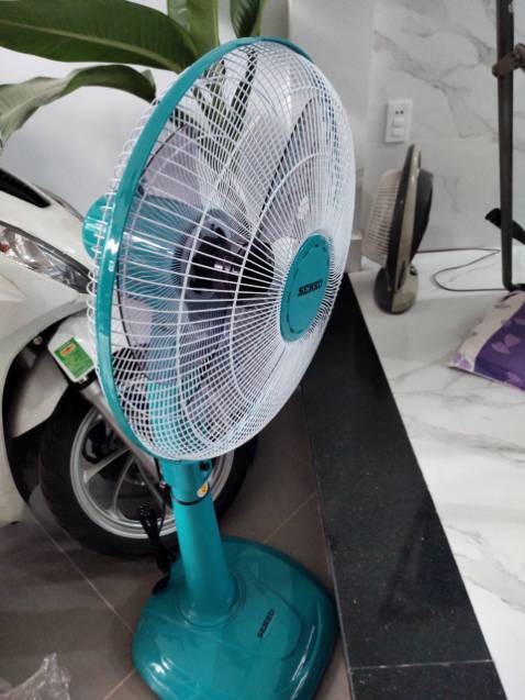 Mình cũng đang xài cái quạt Senko công suất như cái này nhưng 3 năm rồi nó vẫn rất mạnh và êm, nó mạnh hơn cái mới mua này. Quạt mới nhưng chạy yếu hơn cái cũ, chạy rung và rè, không biết quạt lỗi hay chất lượng Senko không còn như xưa, cảm giác thất vọng.