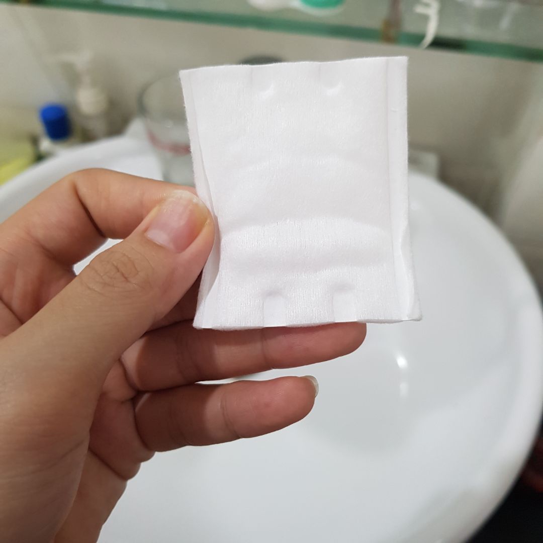 So với mặt bằng chung thì chất lượng và giá thành bông tẩy trang miniso cực kỳ tốt. mình xài thay khăn mặt nên mua nhiều r bỏ hộp cho dễ lấy (hộp cũng là 1 loại khác của miniso).