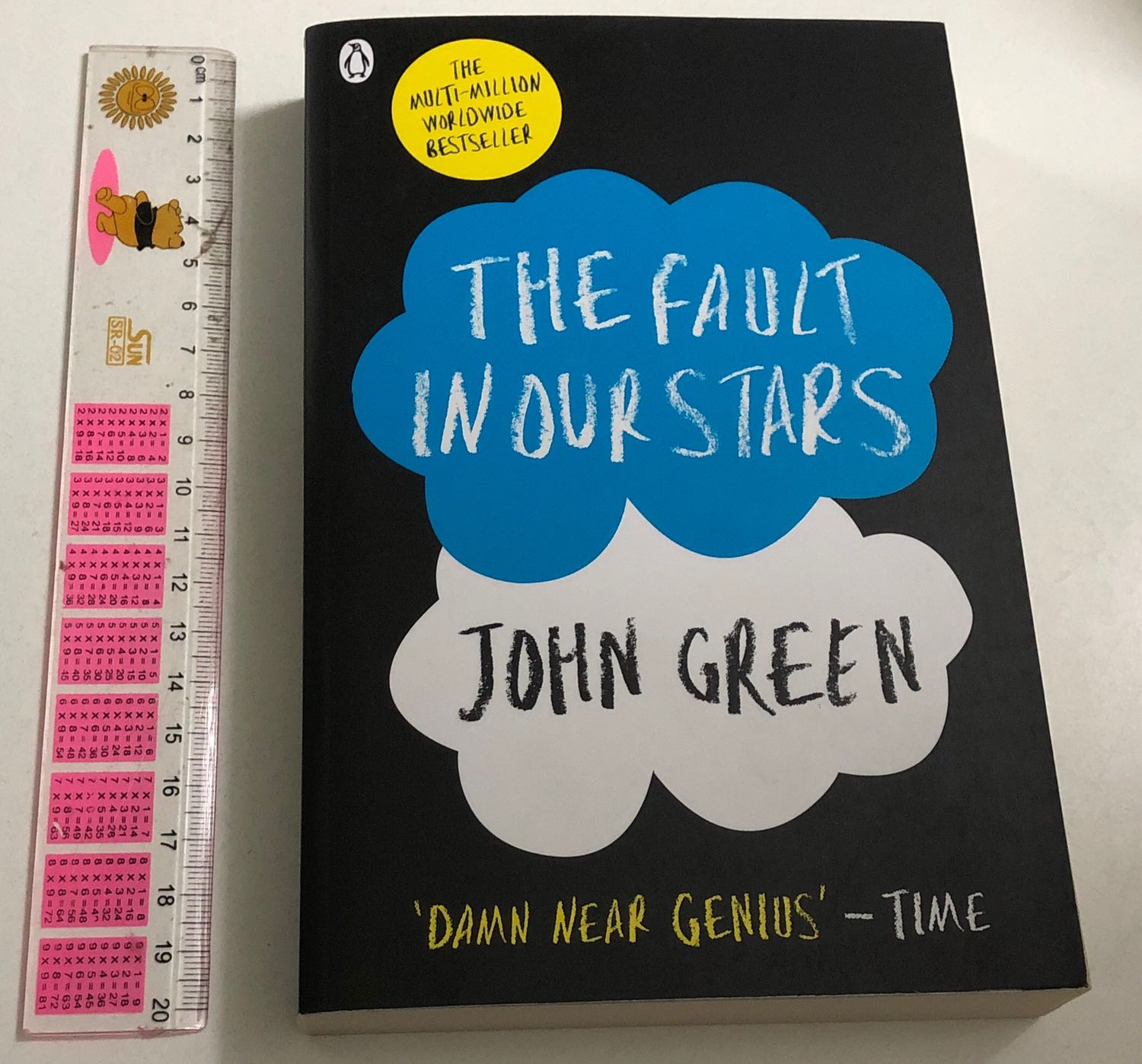 Sách đầu mình nhận bị lỗi bìa (bị xước) thêm lỗi bị rời trang đầu tiên nên mình phải đổi sách. Tiki làm việc rất chuyên nghiệp, việc đổi trả rất thoải mái nhẹ nhàng, nhưng khách quan mà nói thì sách đổi lại cho mình cũng hơi bị cũ, hơi ố vàng - cũng dễ hiểu vì chất liệu sách ngoại văn này cũng khá là dễ ố, dù vậy thì mình vẫn chấp nhận đc. Mua lúc sale còn 99k.