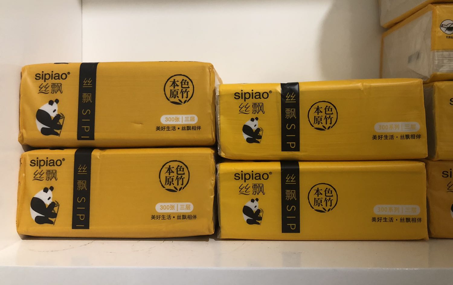 Tiki quảng cáo sản phẩm là 300 tờ nhưng khi giao hàng cho mình thì toàn bộ là loại 270 tờ kích thước nhỏ hơn . Trên hình là so sánh loại mình đang xài và loại tiki vừa giao ! Giá trị không lớn nên thôi mình không cần đổi trả làm gì, mong tiki kiểm soát hàng hoá của mình tốt hơn !