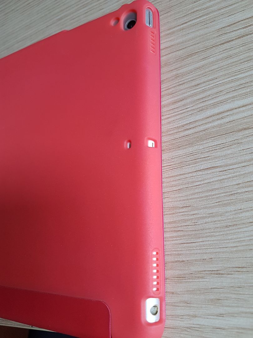 Đẹp. Đúng màu sắc. Mặt ngoài cover là nhựa bóng, mặt trong lót nỉ, mặt lưng nhựa sần, khung cao su mềm, dễ lắp, khít và chắc chắn. Cover có nam châm để tắt màn khi đóng cover. Chất lượng tốt, mình rất hài lòng với sản phẩm.