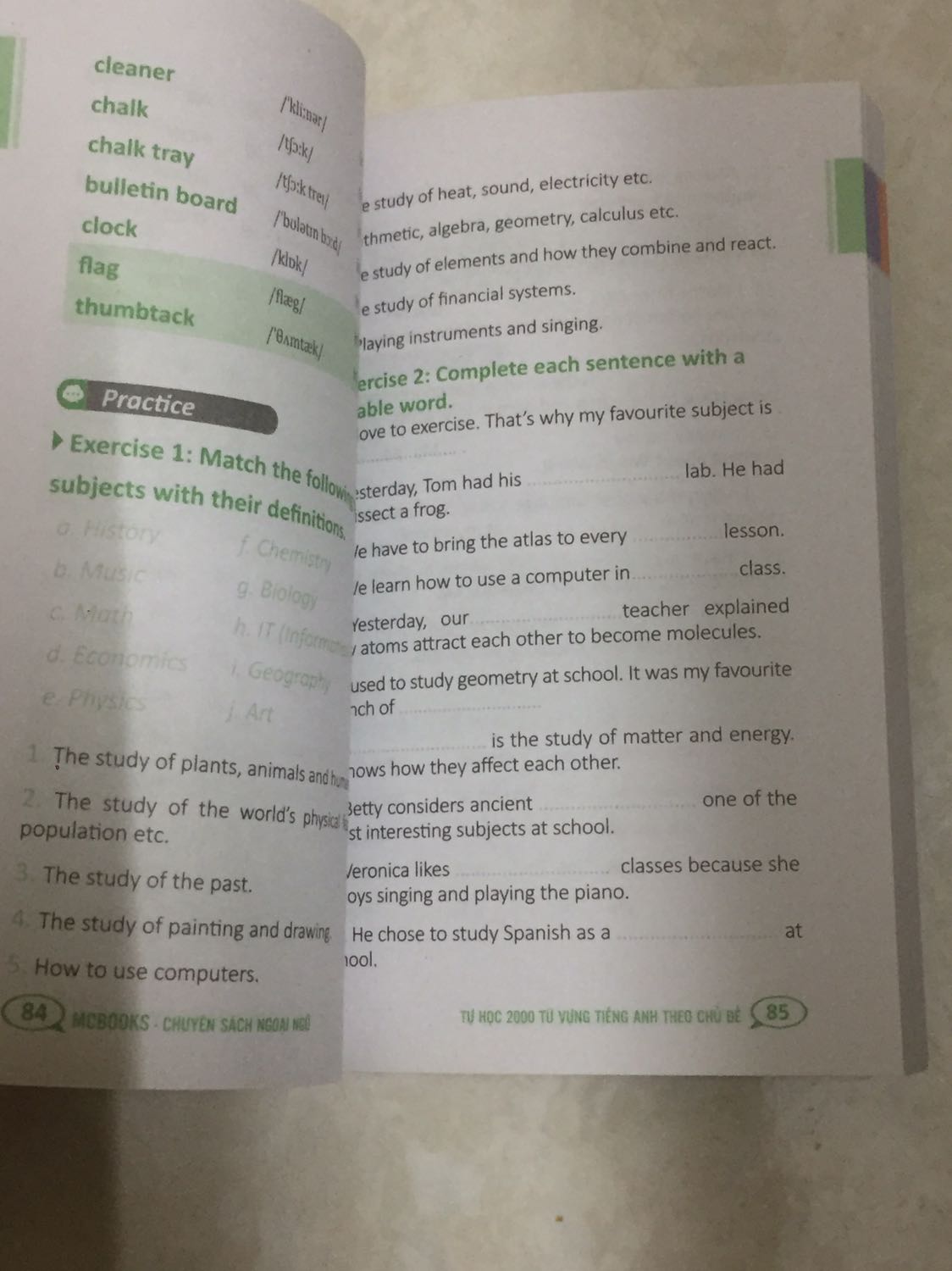 Tiki giao hàng nhanh nhưng cần thay đổi cách đóng hàng. Sách ko có bọc chống sốc. Sách của mình chỉ bị gấp góc tí thôi. Sách nhỏ gọn. Nội dunng sách oke nha. Khi mua về mng sẽ có mã để luyện nghe