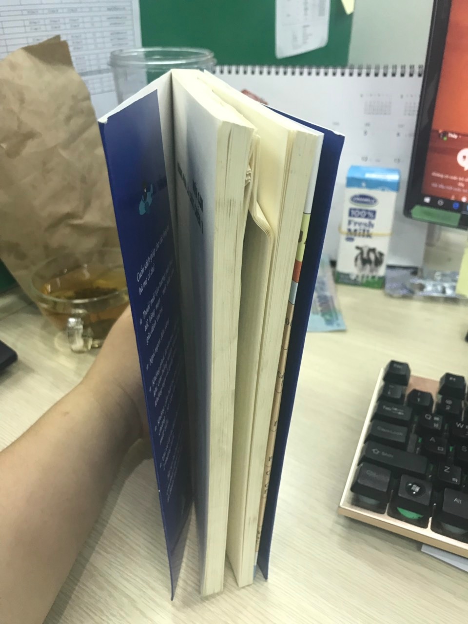 Sách mình chưa đọc hết nội dung nhưng thấy có nhiều thông tin hữu ích..Điều làm mình thất vọng là đóng gói sách..Khi mình nhận đc sách bị nhăn bên trong, kiểu như bị ướt..(Hình bên dưới )