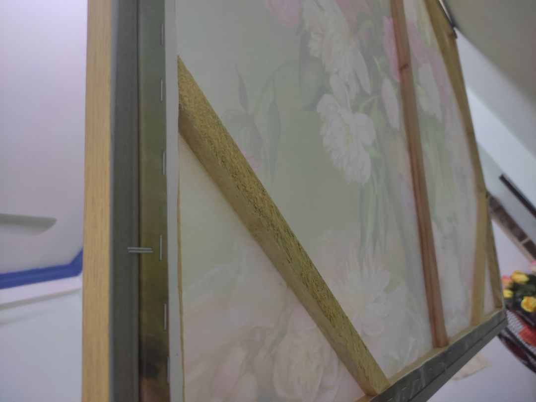 Tranh mua về bị gãy khung mua 2 bức gãy cả 2 đóng gói lỏng lẻo tranh này sale nên làm rất chán các bạn xem hình rồi quyết định mua hay không