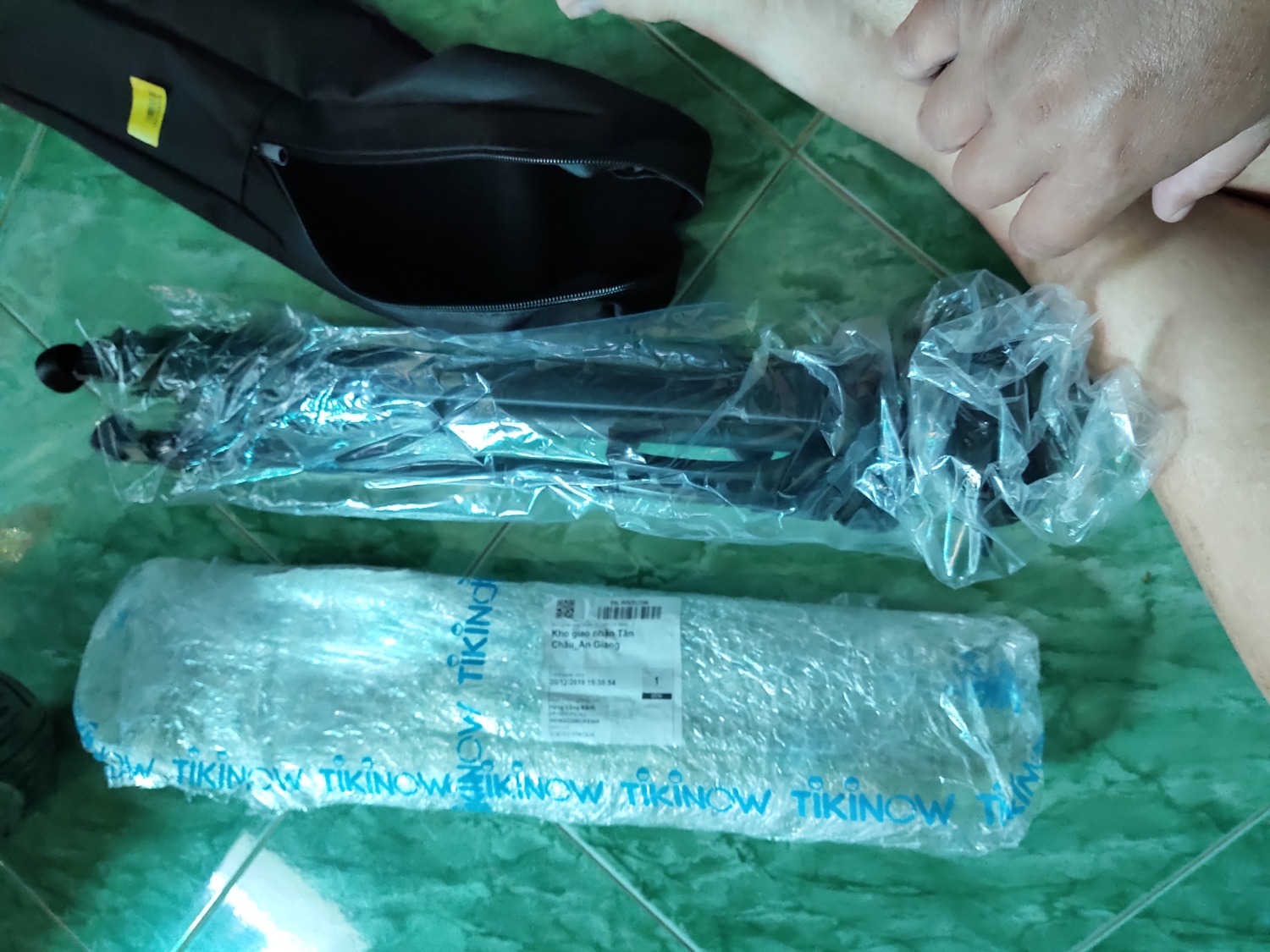 Mới nhận hàng lức 12 giờ 40, hàng [Tripod] Chân máy ảnh Weifeng WT-3520 khung nhôm cao cấp-Hàng nhập khẩu. Tặng kèm remote + kẹp điện thoại nhưng trong bìa không có remove và kẹp điện thoại, không hài lòng, đề nghị Tiki đổi lại cái khác, ngoài bì có dán tem tặng remove và kẹp. Trong bao có cái nắp đen không biết làm gì?