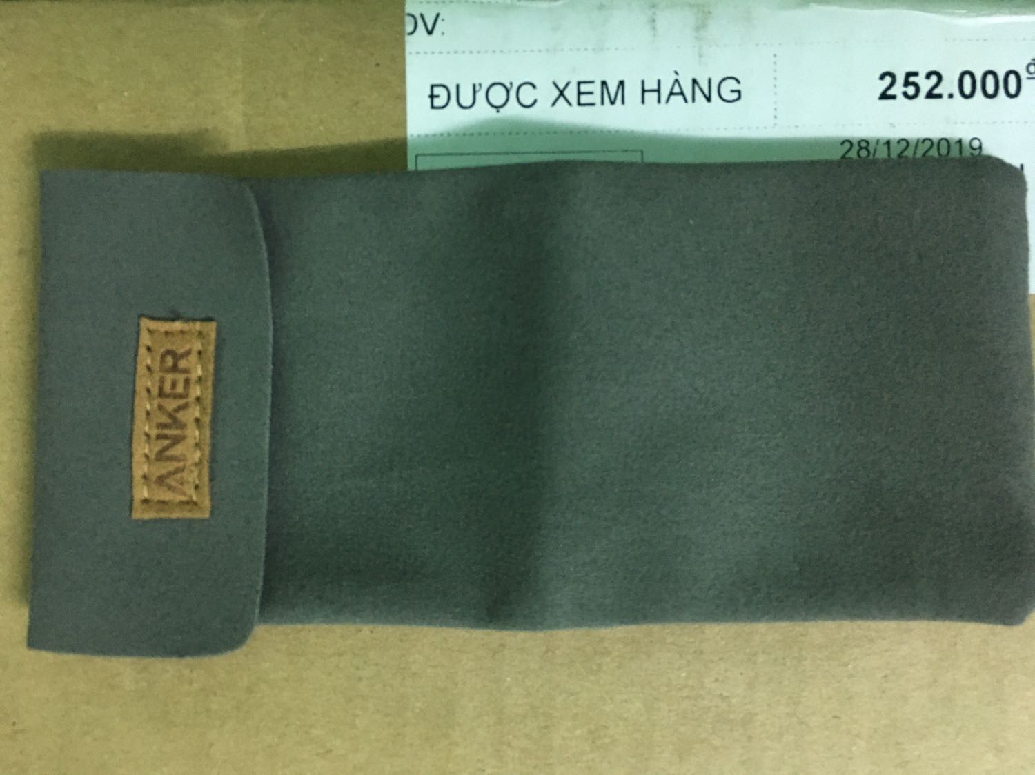 Đầu tiên, phải nói là Anh nhân viên giao hàng làm việc rất tốt. Mình ở xa không nhận được hàng vậy là Anh nhận luôn, thanh toán giúp mình rồi đợi vài ngày sau mình về giao hàng lại. (Rất đúng hẹn). 
Về sản phẩm: mới dùng nên chưa biết như thế nào, nhưng cảm thấy sản phẩm được bao bì cẩn thận, an toàn, kín. Dây sạc mới toanh không vết bụi. Lúc mua mình không để ý phần có sản phẩm khác đi kèm nên khui ra thấy một cái túi mini nhỏ xí xinh xinh thấy thích lắm. 
Tạm thời là vậy, đợi dùng thời gian xem sao. Mong là tốt như những sản phẩm trước từng mua. Đầu tiên, phải nói là Anh nhân viên giao hàng làm việc rất tốt. Mình ở xa không nhận được hàng vậy là Anh nhận luôn, thanh toán giúp mình rồi đợi vài ngày sau mình về giao hàng lại. (Rất đúng hẹn). 
Về sản phẩm: mới dùng nên chưa biết như thế nào, nhưng cảm thấy sản phẩm được bao bì cẩn thận, an toàn, kín. Dây sạc mới toanh không vết bụi. Lúc mua mình không để ý phần có sản phẩm khác đi kèm nên khui ra thấy một cái túi mini nhỏ xí xinh xinh thấy thích lắm. 
Tạm thời là vậy, đợi dùng thời gian xem sao. Mong là tốt như những sản phẩm trước từng mua.