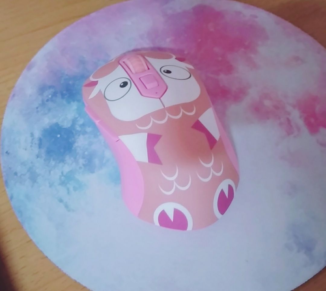 Sản phẩm nguyên hộp, nguyên mác khi giao. Chuột cừu siêu dễ thương, hình ảnh in tốt, bên hông cong lượn vào nên dễ cầm và hợp với những ai có bàn tay nhỏ như mình. Nút "trở về trang trước" hoặc "tiến tới trang sau" đều thuận tiện, chỉ có cái nút dưới con lăn là chưa biết để làm gì. Lăn chuột mượt, do nút nhấn trái phải khá cạn và nhạy nên nhiều lúc dễ nhấn nhầm cùng lúc cả hai bên. Nắp thay pin dễ mở, pin dễ lắp, nhớ tắt chuột sau khi sử dụng kẻo hao pin. Tóm lại rất ưng con chuột này!