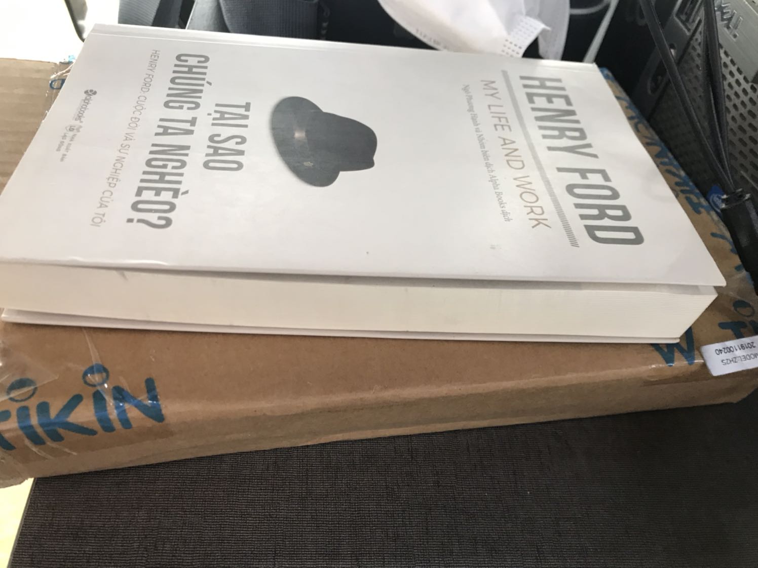 Chưa nói đến nội dụng, sách bên ngoài khi giao đến trông hơi bị cũ, bìa sách có bị một chút quăn. Hy vọng nhà sách lần sau bọc ni lông bảo vệ cho sách đỡ cũ