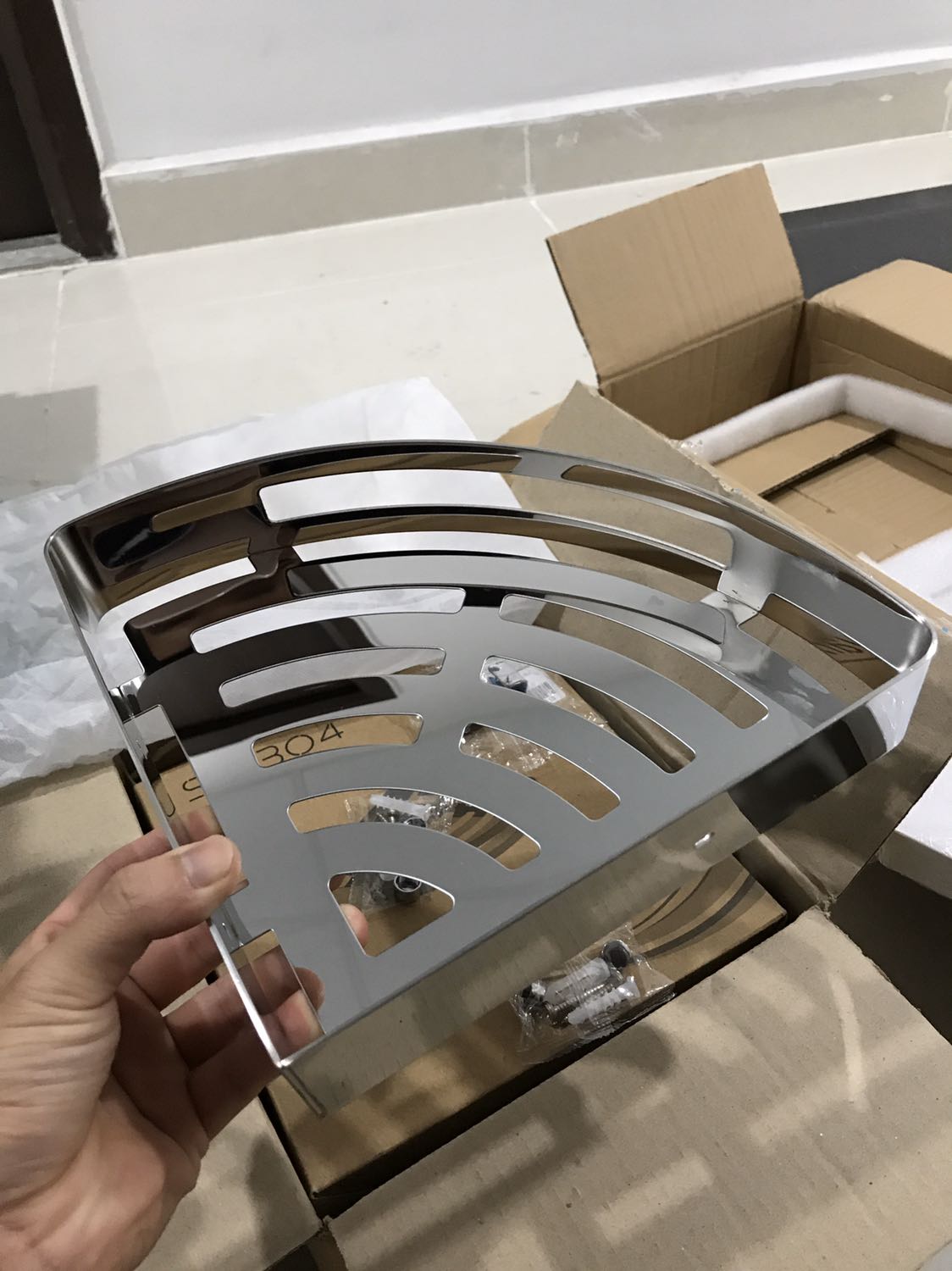 Đóng gói, bao bị cẩn thận, tỉ mỉ. Sản phẩm đẹp, màu sáng, gia công tốt, cầm vào cảm giác cao cấp.