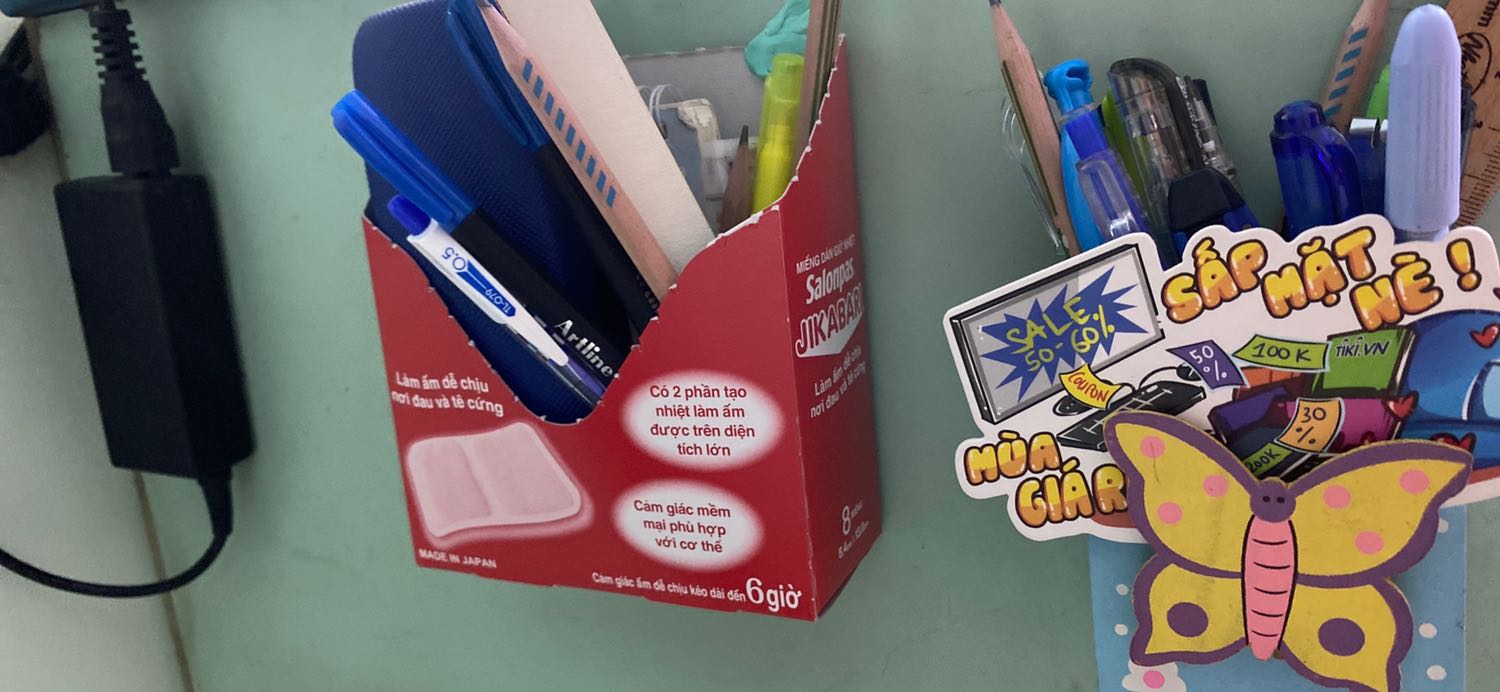 Đất sét dính dùng hiệu quả lắm nha. Giá cũng mềm hơn hẳn khi so với các sàn online khác. Mình dính lọ đựng bút vào thành bàn, dính kéo và thùng rác vào thành bàn tuốt. Dính chắc và tái sử dụng tốt luôn, lúc gỡ ra cũng không bị dính hay hư gì cả. Strong recommend mua đất sét dính cho tiết kiệm nà.